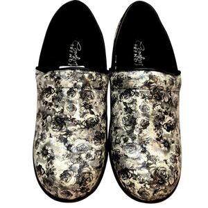 Comfort Trendz 9 Womens Shoes White Black Clogs Closed Toe Flat